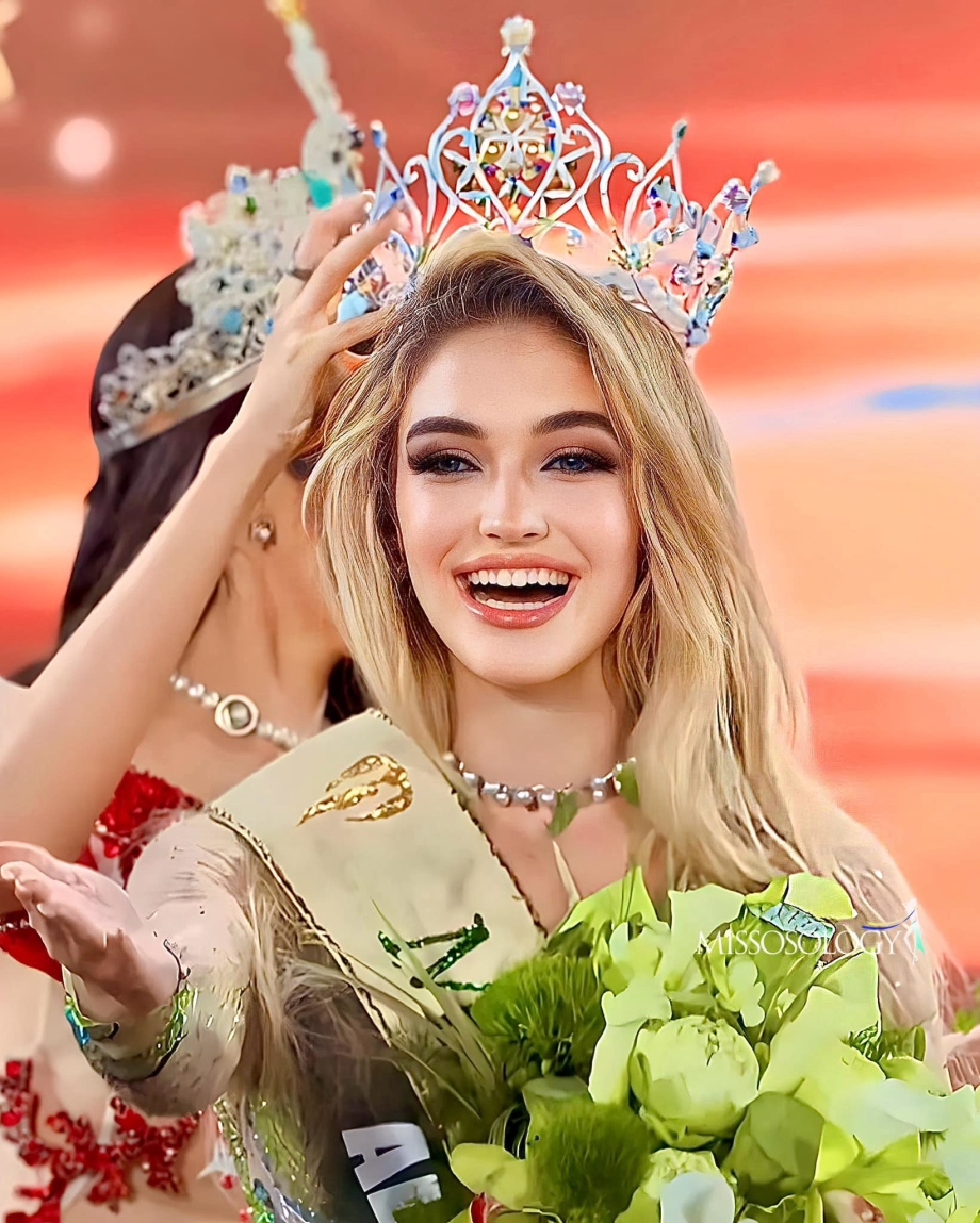Đại diện của Albania nhận vương miện Hoa hậu Trái đất 2023