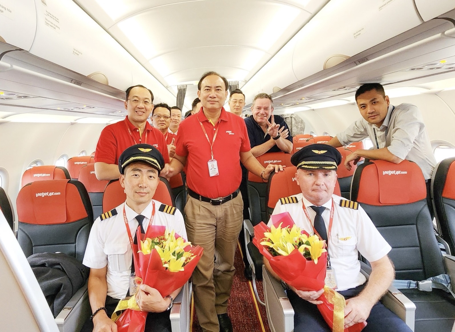 Ông Tô Việt Thắng - Phó tổng giám đốc Vietjet (giữa) - chào đón tàu bay mới