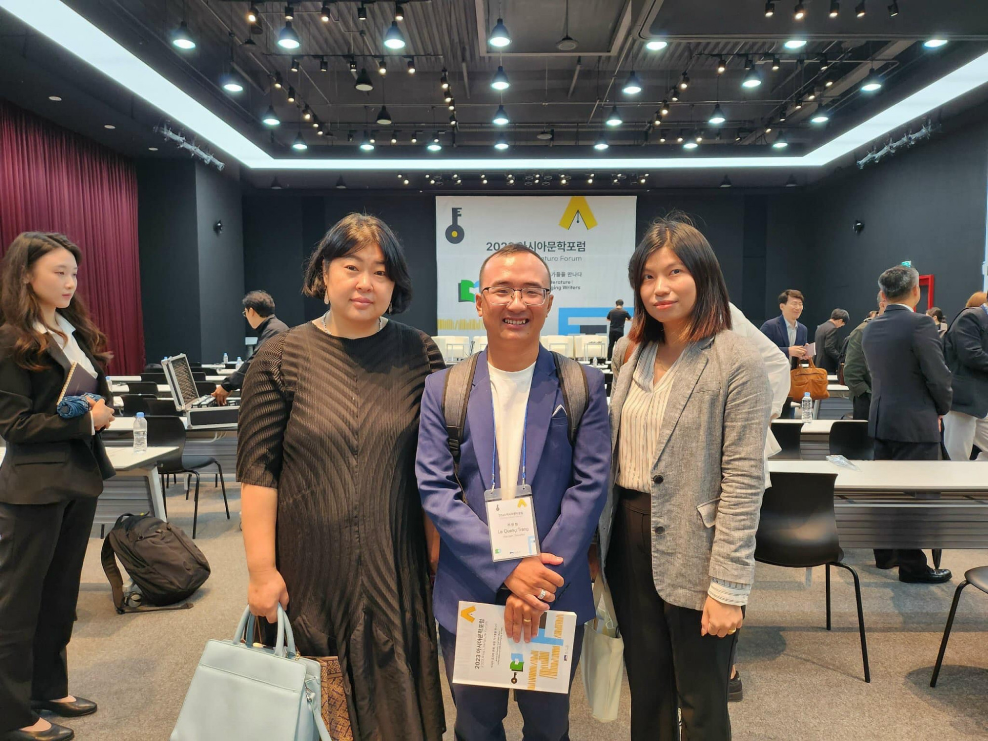 Nhà văn Lê Quang Trạng (giữa) tại Diễn đàn Văn học châu Á năm 2023. Ảnh: Facebook nhân vật