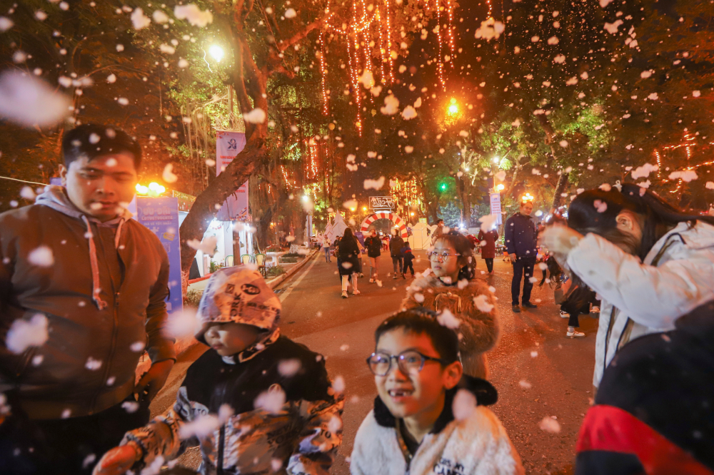 Thực chất, Hà Nội cũng đã từng có nhiều điểm đón tuyết rơi, tuy nhiên đây là lần đầu tiên tuyết rơi ở không gian công cộng.