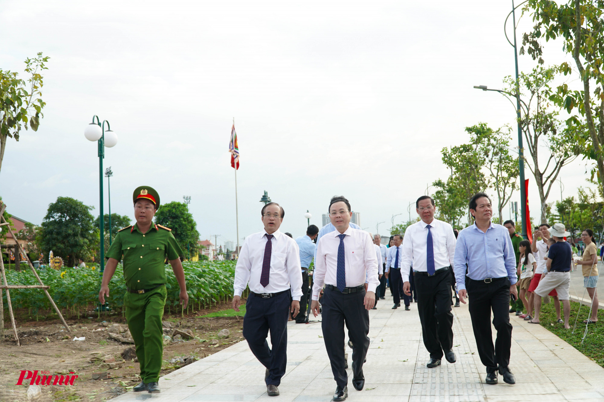 Trong ngày đầu khánh thành đường hoa, đại diện lãnh đạo thành phố cũng đã có những trải nghiệm với đường hoa