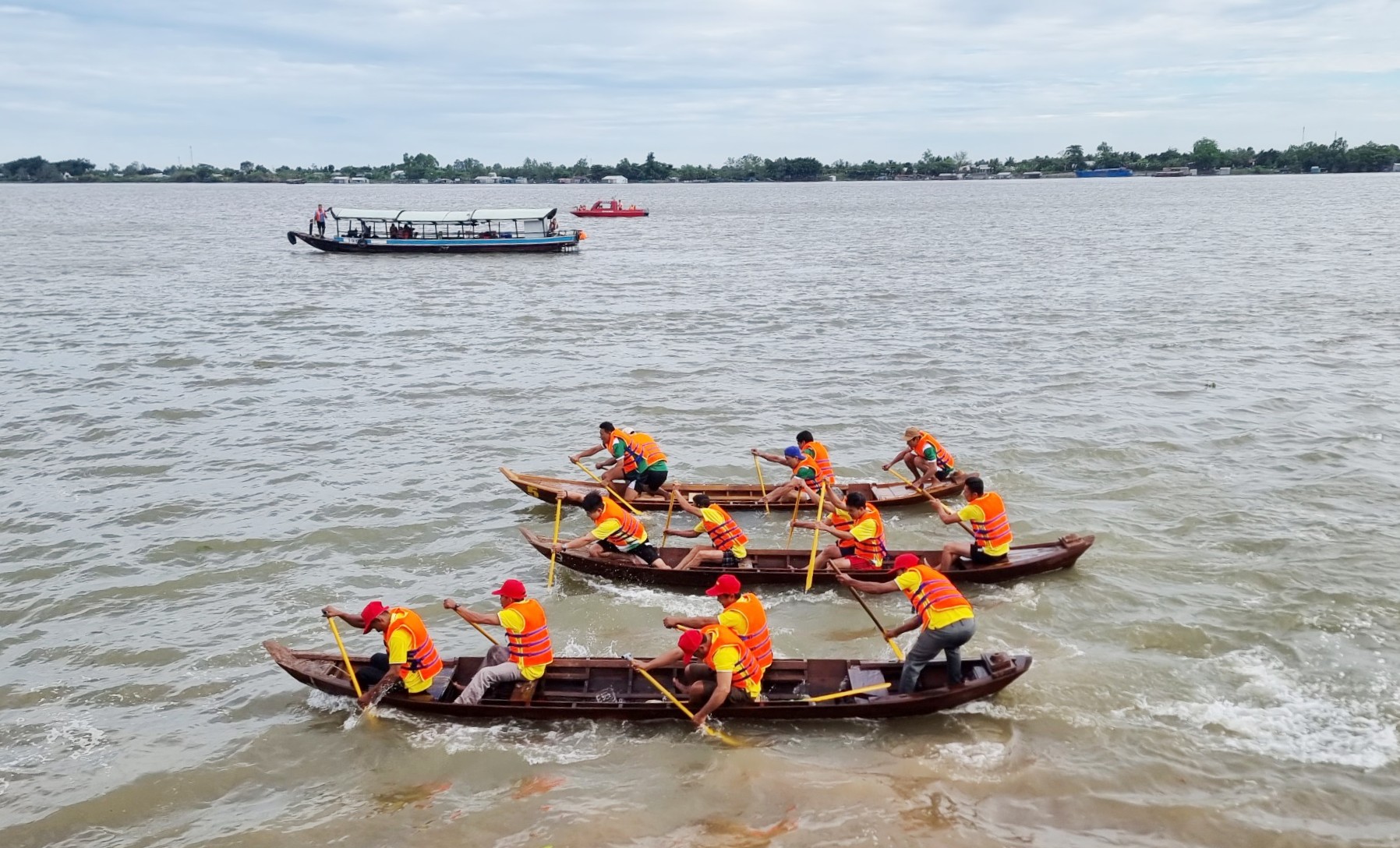 Theo Ban tổ chức, hoạt động đua ghe tam bản trên dòng sông Cổ Chiên nhằm tái hiện, gìn giữ nét đẹp truyền thống văn hóa loại hình ghe tam bản trên đất Long Hồ Dinh xưa nói riêng, vùng ĐBSCL nói chung.