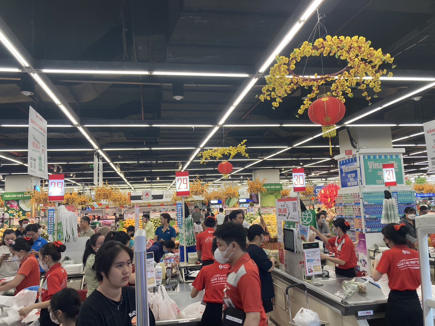 Đông đảo khách hàng trở lại LOTTE Mart mua sắm ngay trong buổi sáng ngày 23/12 - Ảnh: LOTTE Mart