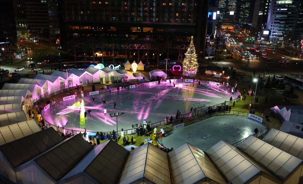 Chính quyền thành phố Seoul đã khai trương sân trượt băng vào ngày 22/12. Mọi người thích thú trượt băng đêm với cây thông Noel tại Seoul Plaza bất chấp ngày lạnh nhất mùa đông năm nay