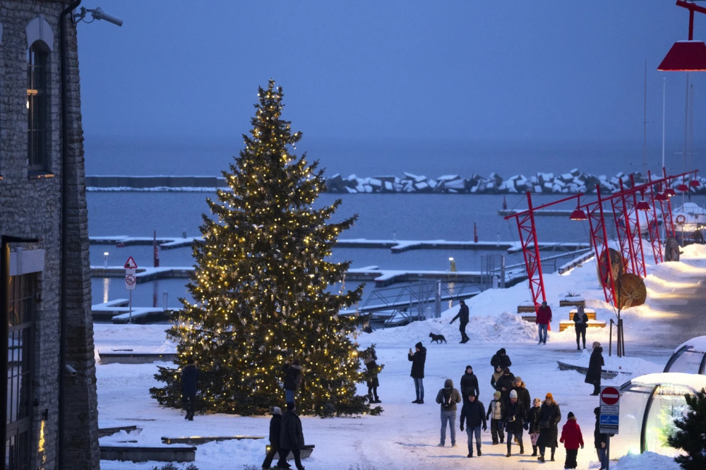 Ngày 22/12 là ngày ngắn nhất trong năm và ở Estonia cũng như ở nhiều nơi trên thế giới. Vì vậy, cây cối được trang hoàng bởi ánh đèn nhằm làm bừng sáng các ngôi nhà và quảng trường thị trấn nhỏ gần thành phố Tallinn trong Lễ hội Đông chí và Giáng sinh