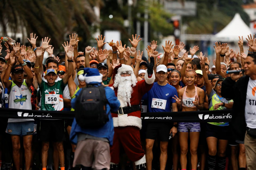 Một người đàn ông hóa trang thành ông già Noel tham gia cuộc đua 10km Santa Run ở Caracas, Venezuela