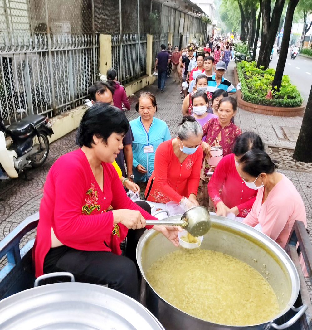 Chị Hoa cùng cán bộ, hội viên chi hội 2A nấu cháo tặng các bệnh nhân tại Bệnh viện Nhi Đồng 2