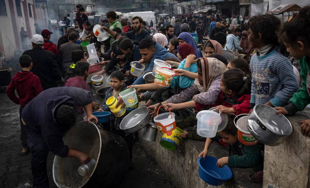 ác cơ quan viện trợ quốc tế cho biết Gaza đang rơi vào tình trạng thiếu lương thực, thuốc men và các vật tư cơ bản khác do cuộc chiến giữa Israel và Hamas. Ảnh: Fatima Shbair/AP