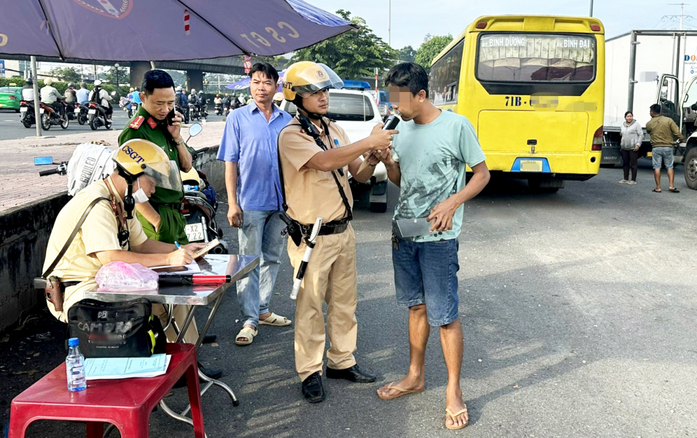 Lực lượng cảnh sát giao thông, Công an TPHCM kiểm tra nồng độ cồn tài xế xe tải trên Quốc lộ 1, khu vực qua quận Bình Tân - Ảnh: Minh Vương