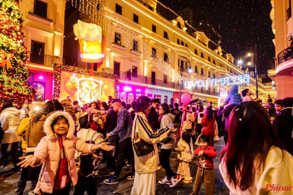 Trong đêm Noel 24/12, mưa tuyết được phun liên tục trong đêm để phục vụ người dân và du khách.
