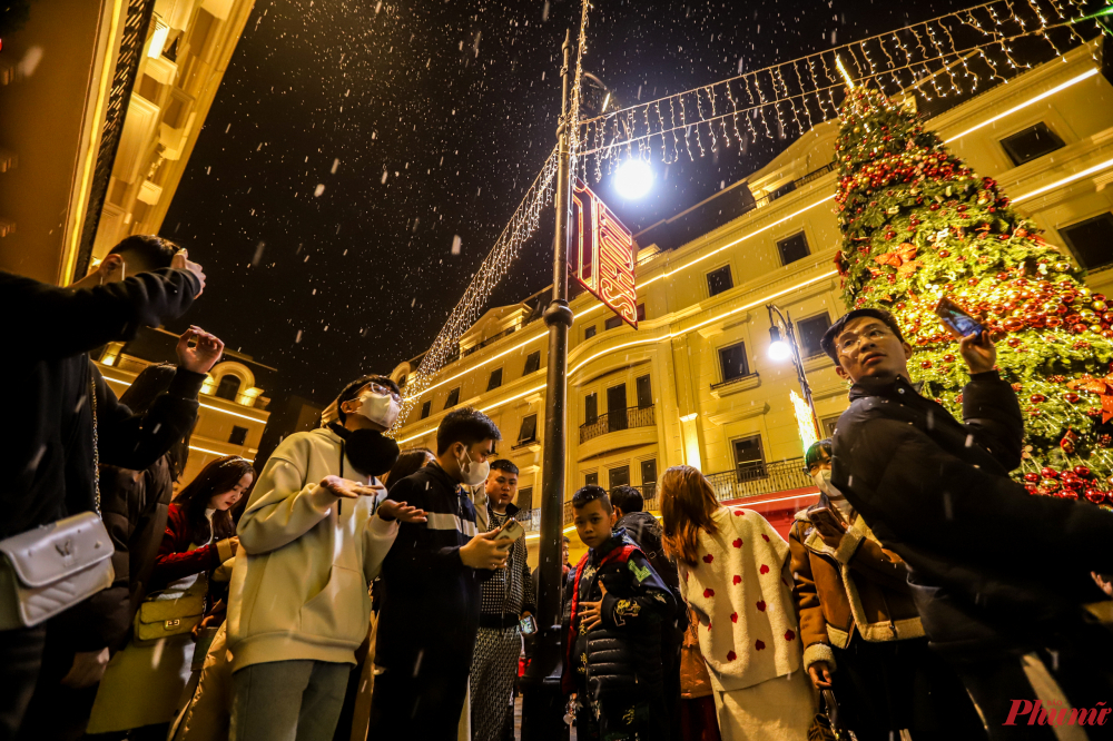 Do đã được thông báo trước đó về cơn mưa tuyết trong đêm Giáng sinh, hàng nghìn bạn trẻ đã tới con phố này từ đầu giờ tối.