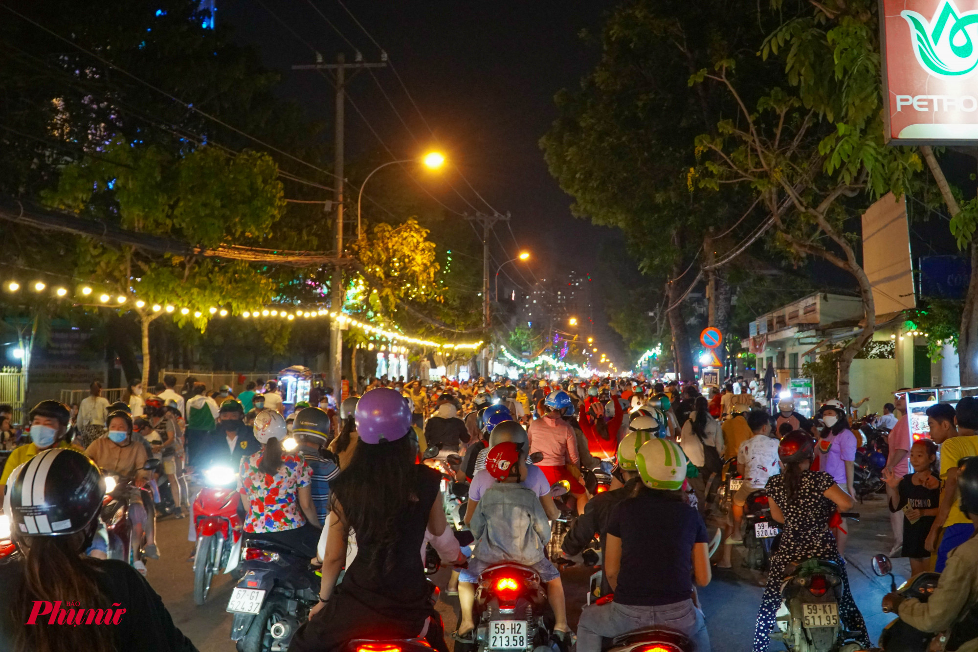 Càng về tối, lượng phương tiện đỗ về tuyến đường Phạm Thế Hiển (quận 8) càng đông