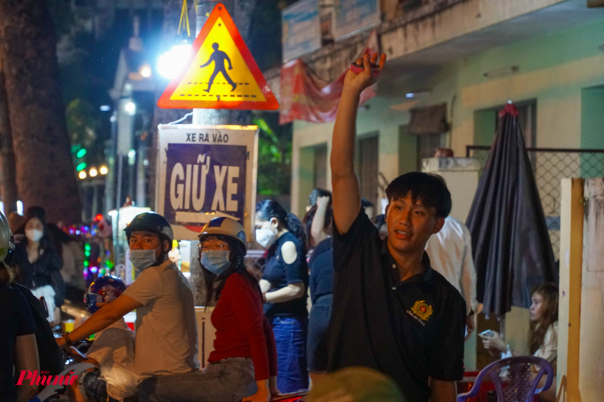 Dịch vụ gửi xe cũng ăn nên làm ra trong dịp này, khi phần lớn các điểm gửi xe đều trong tình trạng kín chỗ