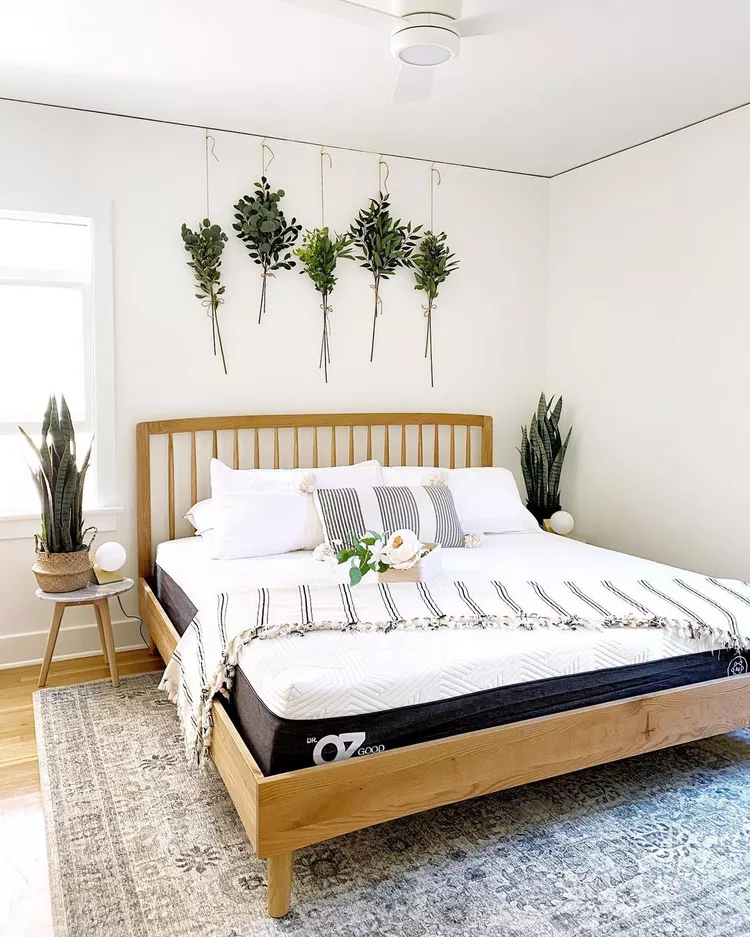 Lấp đầy các bức tường Phòng ngủ với cây xanh COTTAGE + BIỂN Một bức tường trống không nhất thiết phải tốn kém để lấp đầy. Treo bạch đàn khô trên tường là một cách dễ dàng và tự nhiên để lấp đầy các bức tường và thêm một chút màu sắc cho phòng ngủ của bạn.