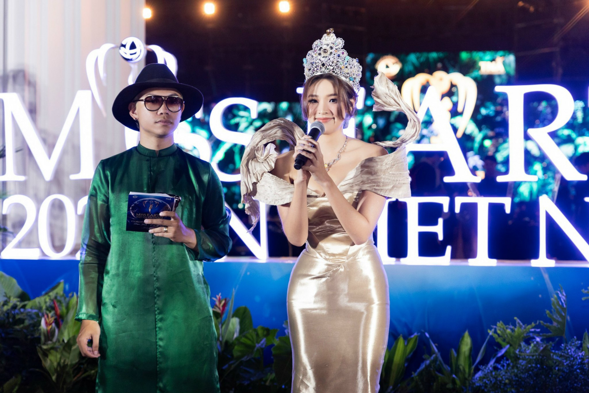 Khang Lê làm MC thảm đỏ tại chung kết Miss Earth tối 22/12