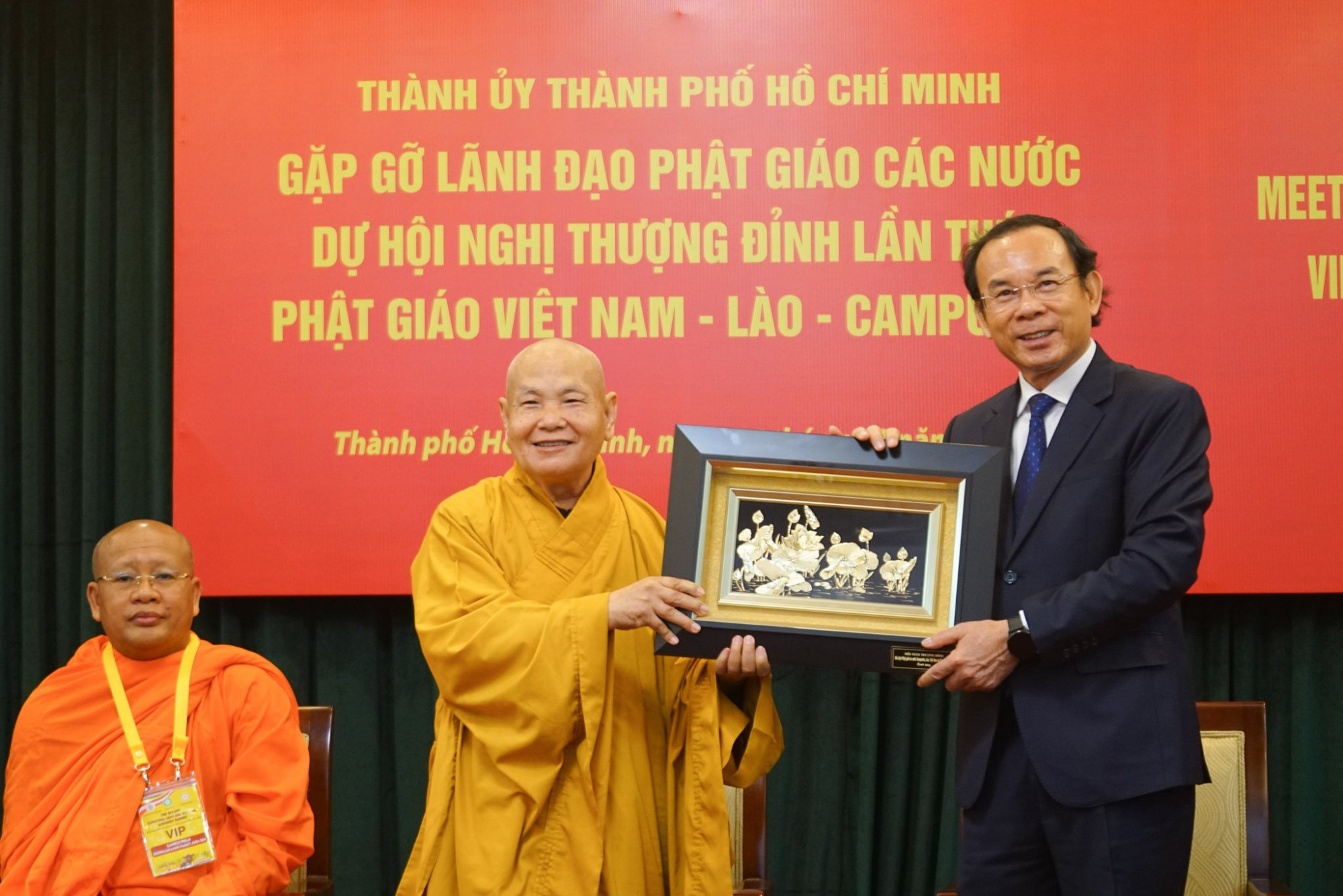 Hòa thượng Thích Thiện Nhơn, Chủ tịch Hội đồng Trị sự Giáo hội Phật giáo Việt Nam tặng quà lưu niệm cho Bí thư Thành ủy TPHCM Nguyễn Văn Nên