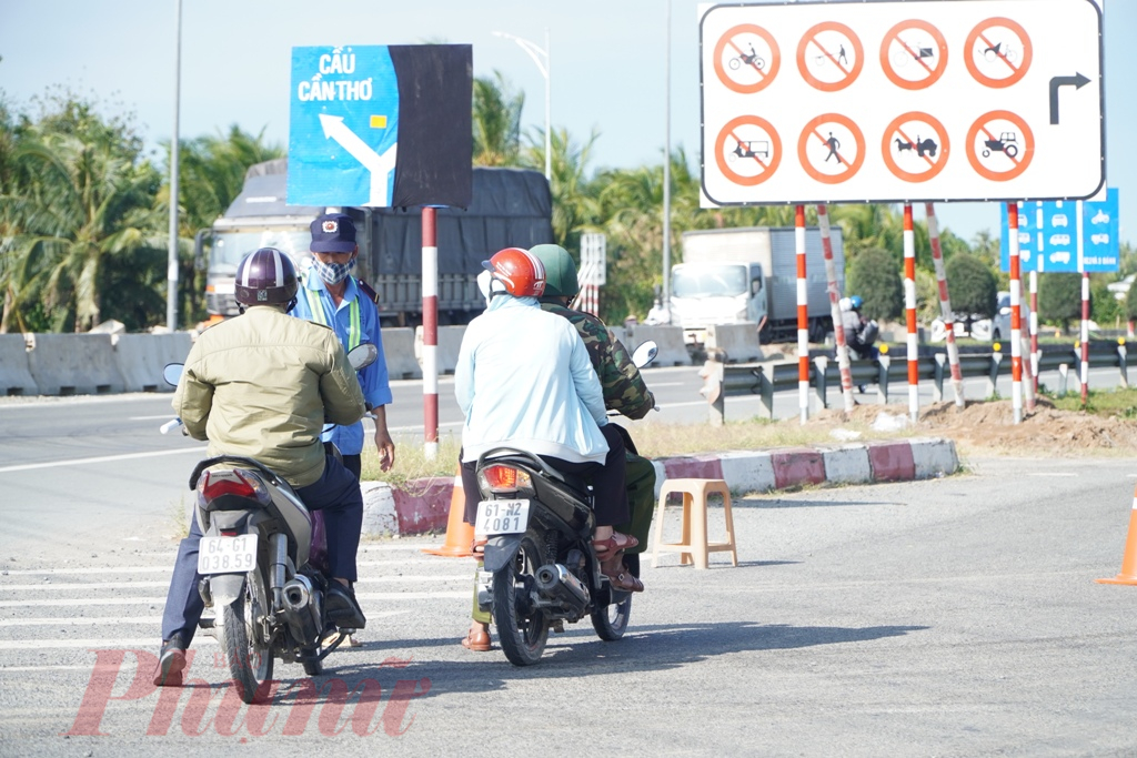 Nhiều phương tiên xe máy không biết hướng đi nên cần sự hỗ trợ của các nhân viên làm nhiệm vụ