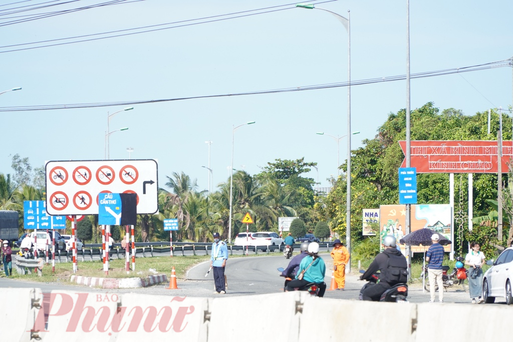 Tại khu vực nút giao cầu Chà Và, nhiều nhân viên túc trực điều tiết giao thông