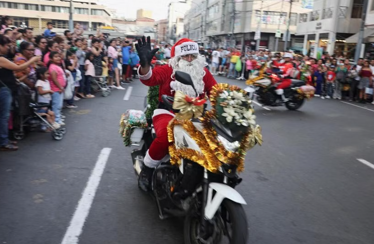 Một sĩ quan cảnh sát thuộc đội giao thông trong trang phục ông già Noel lái xe máy qua đường phố Lima vào ngày 19/12. ẢNH: REUTERS