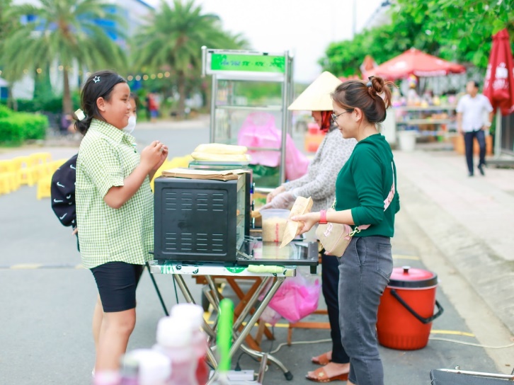 Các cửa hàng ăn uống ngày đầu khai trương đồng loạt giảm giá nhằm thu hút khách hàng