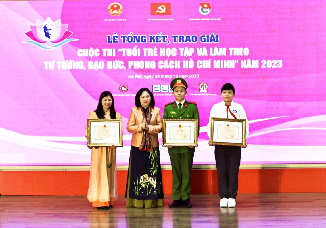 Thứ trưởng Bộ GD-ĐT Ngô Thị Minh trao giải Nhất cho 3 thí sinh