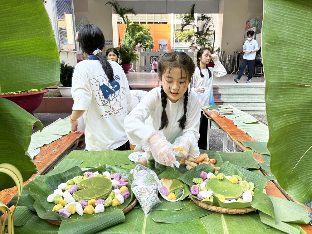 Học sinh Trường THPT Lương Thế Vinh (quận 1) bán các loại bánh dân gian Nam Bộ, tìm hiểu văn hóa địa phương trong chương trình “Vui trẩy hội làng” - ẢNH: T.T.