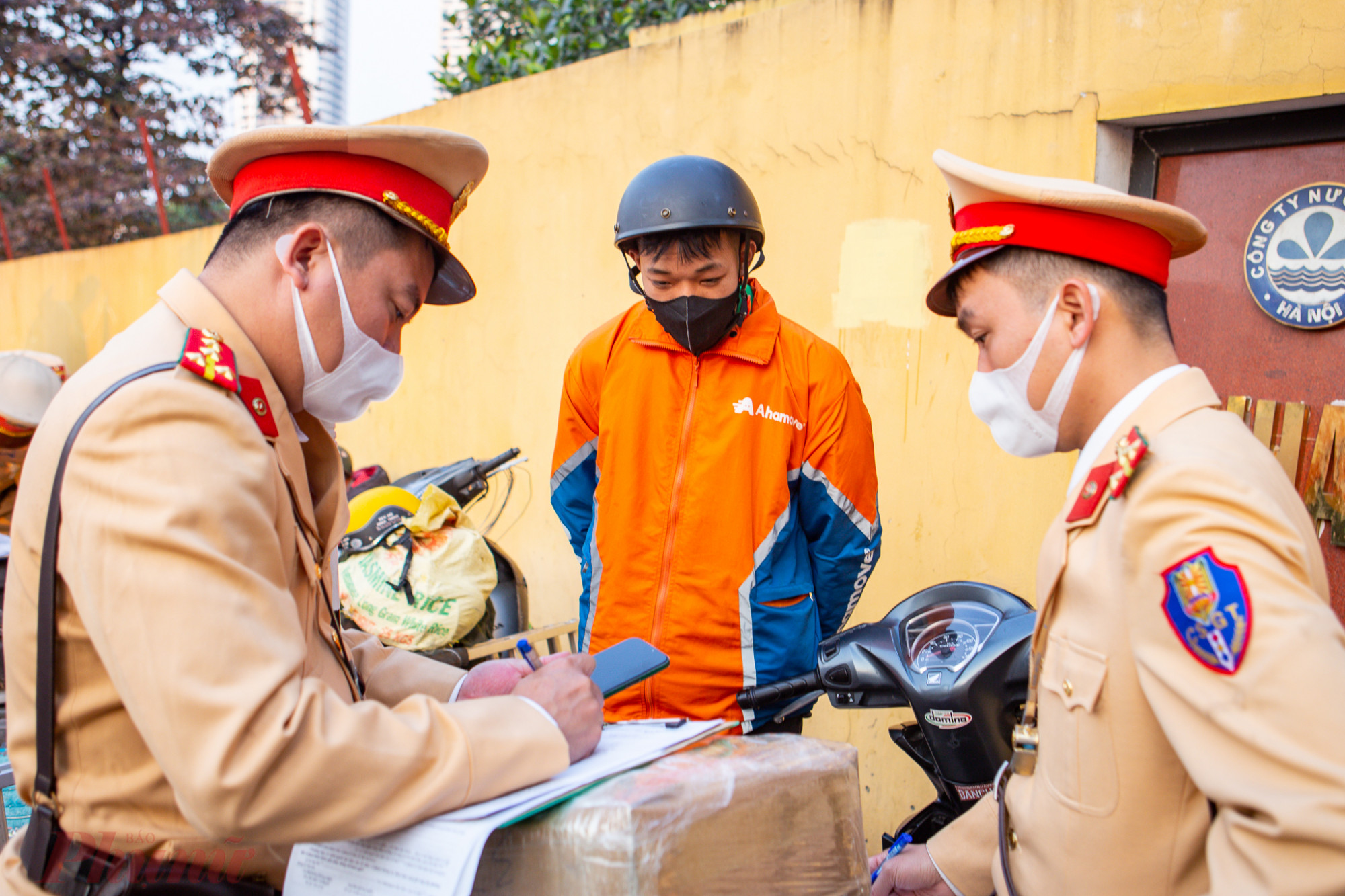 Bị CSGT dừng xe, xử lý, anh Phi phân trần: “Tôi thấy đường tắc quá nên có đi lên Vành đai 3 trên cao; tôi cũng nhận thức được đây là hành vi nguy hiểm nhưng thấy người ta đi được nên mình cũng theo. Sau lần bị xử phạt này tôi sẽ rút kinh nghiệm và không tái phạm”.