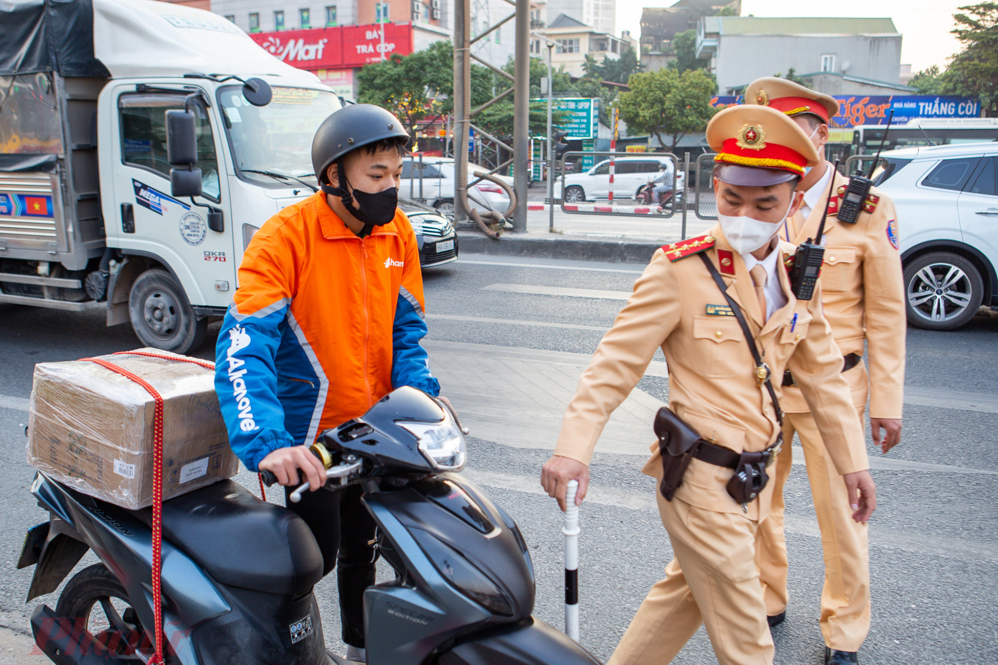 Ít phút sau, CSGT tiếp tục phát hiện xe mô tô mang BKS 29L1 – 745.86 do tài xế Hoàng Phương Phi (sinh năm: 2005, HKTT; Tứ Hiệp, Thanh Trì, Hà Nội) điều khiển vi phạm tương tự lỗi trên.