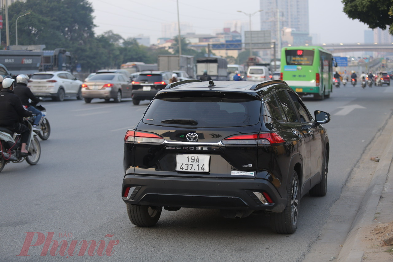 Làm việc với CSGT, anh Quang cho biết do đang vội gấp công việc gia đình, đường đông nên anh tranh thủ vượt xe đi vào làn khẩn cấp cho kịp giờ. “Bị CSGT xử lý và tuyên truyền, tôi nhận thức đây là hanh vi nguy hiểm, tôi cam kết sẽ không tái phạm”. Anh Quang nói.