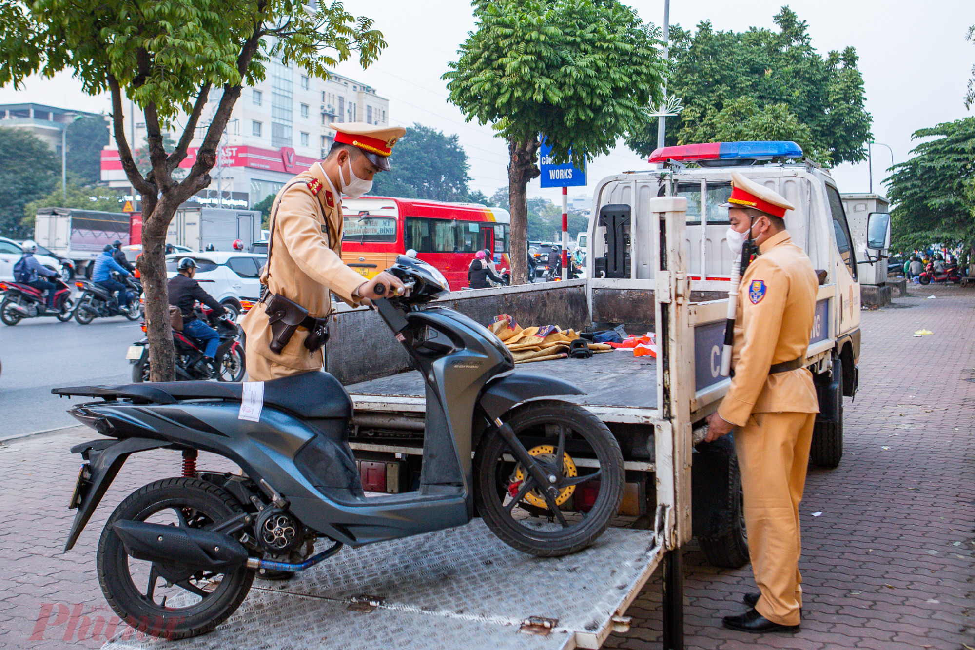 Lực lượng CSGT khuyến cáo, tuyến đường Vành đai 3 trên cao là đường cao tốc chỉ dành cho ô tô, việc xe máy lưu thông trên tuyến đường này tiềm ẩn nguy cơ xảy ra tai nạn giao thông rất cao.