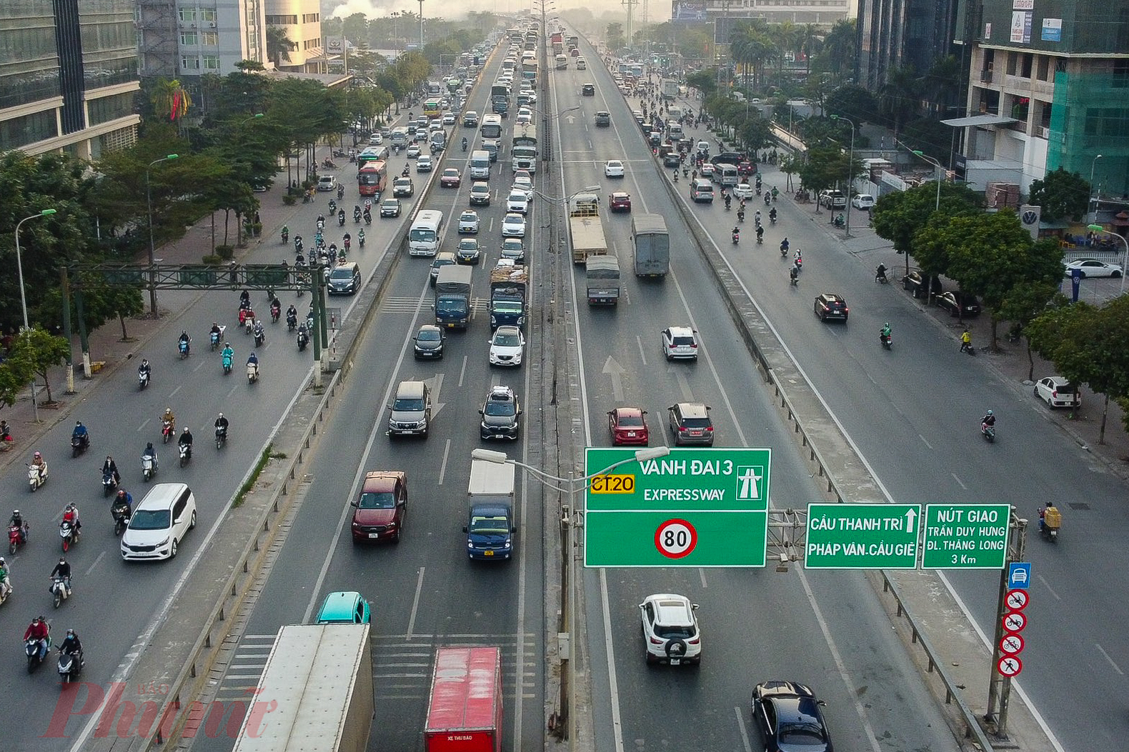 Tuyến đường luôn đông đúc phương tiện di chuyển với tốc độ cao. Theo quy định, xe máy không được lưu thông.Tuy nhiên, theo ghi nhận thực tế,  bất chấp nguy hiểm, nhiều người điều khiển  xe máy vẫn 'đua với tử thần khi vô tư “đồng hành” cùng ô tô ở làn cao tốc từ 80 – 100km/h. Tình trạng này diễn ra nhiều nhất vào khung giờ cao điểm trong ngày.