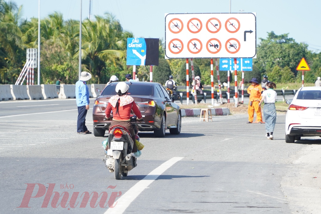 Tại khu vực nút giao cầu Chà Và, nhiều nhân viên túc trực điều tiết giao thông