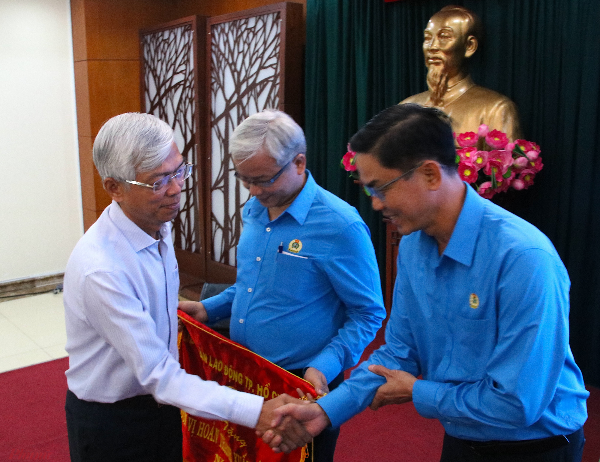 Phó Chủ tịch UBND TPHCM Võ Văn Hoan (bên trái) trao tặng cờ thi đua cho đơn vị hoàn thành tốt nhiệm vụ