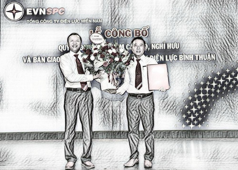 Ông Trần Ngọc Linh trao quyết định Giám đốc Công ty Điện lực Bình Thuận cho ông Nguyễn Thành Ngôn cách đây không lâu