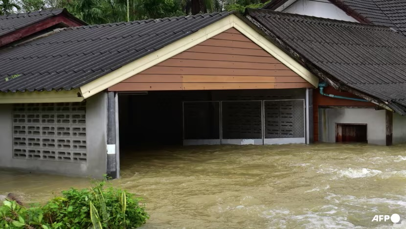 Ngôi nhà bị ngập một phần trong nước lũ sau trận mưa lớn ở tỉnh Narathiwat, miền nam Thái Lan vào ngày 25/12.