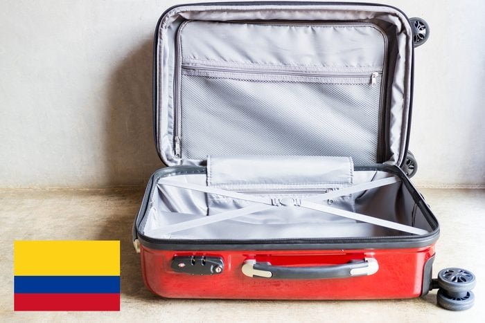 Colombia - Ra ngoài với chiếc vali rỗng. Vào đêm giao thừa, người Colombia đi quanh khu nhà của họ với chiếc vali rỗng. Nếu ai đi với tinh thần vui vẻ và không vấp ngã thì sẽ tha hồ đi du lịch trong năm mới.