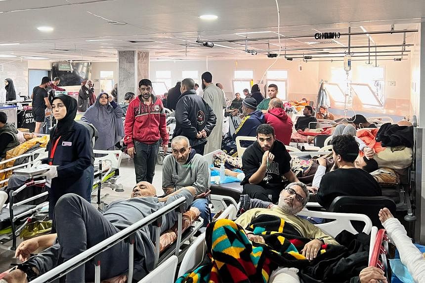 Những người Palestine bị thương đang chờ được điều trị tại Bệnh viện Al-Shifa ở thành phố Gaza.