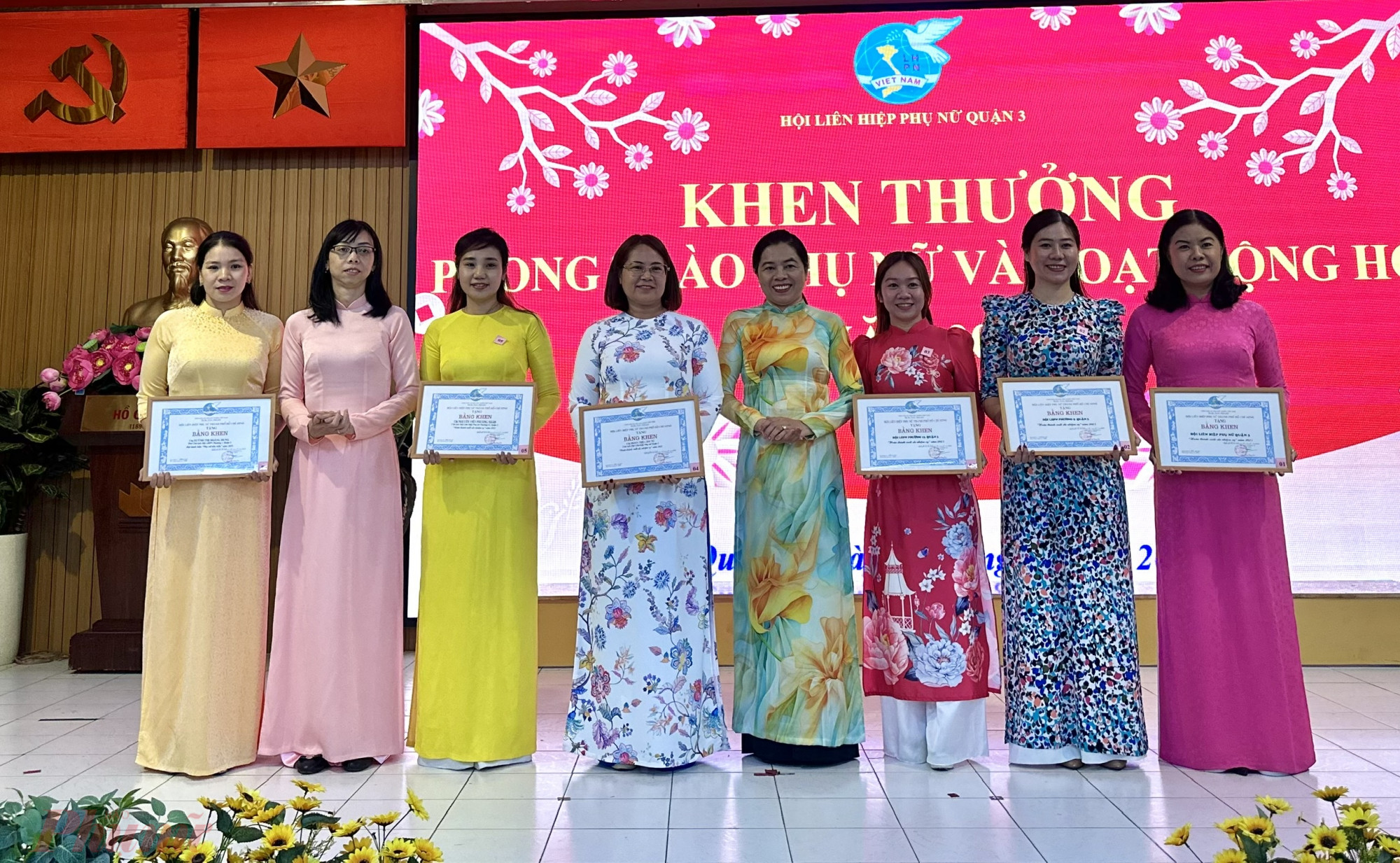 bà Nguyễn Trần Phượng Trân - Chủ tịch Hội LHPN TPHCM khen thưởng cho các tập thể, cá nh6n tiêu biểu 