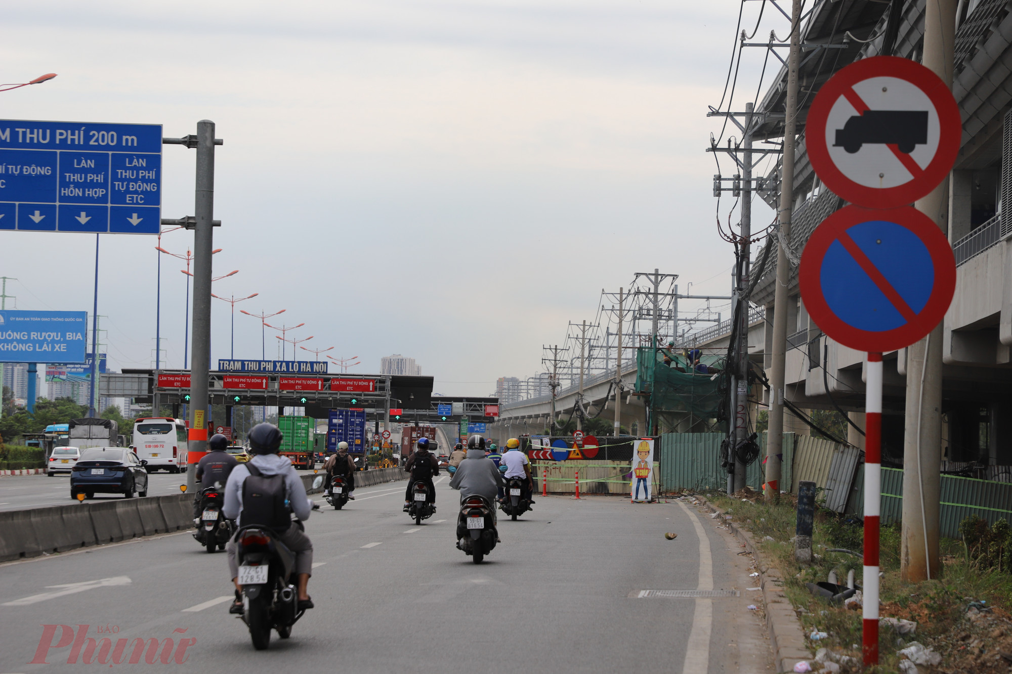 Tại phía Đông TP.HCM, công trình thi công cầu vượt bộ hành thuộc tuyến Metro Bến Thành Suối Tiên cũng chiếm dụng mặt đường Võ Nguyên Giáp (trước gọi là Xa lộ Hà Nội)