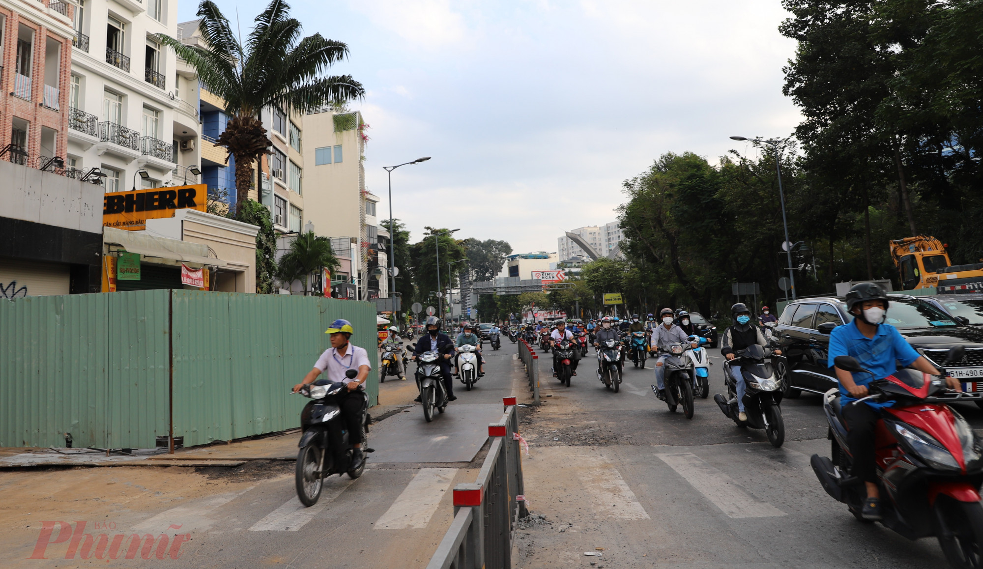 Ghi nhận, hiện nay nhiều dự án hạ tầng giao thông rào chắn đường dẫn đến nguy cơ ùn tắc giao thông rất cao.