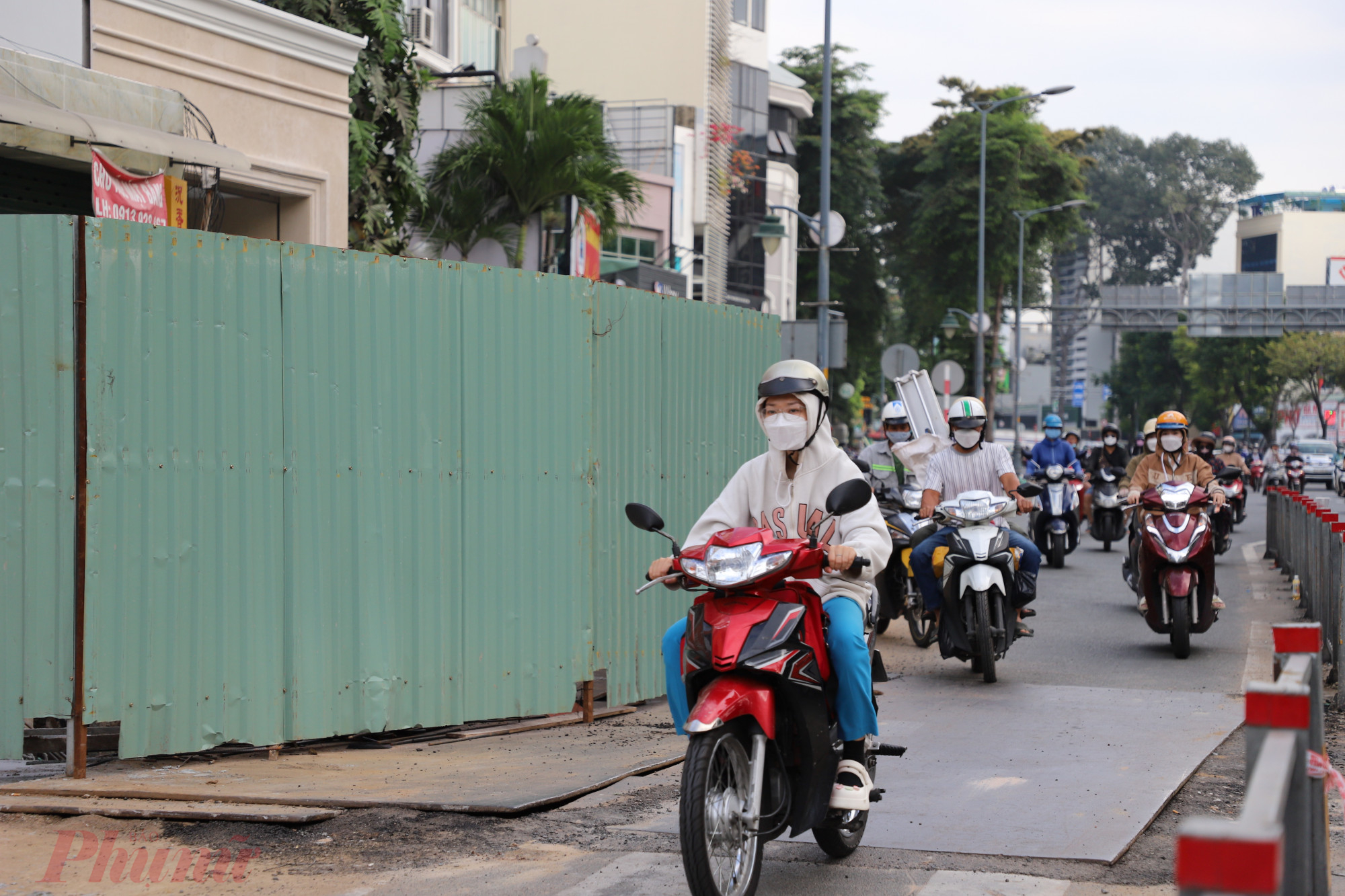 Mặt đường bị bóp nghẹt tạo thành 'nút thắt cổ chai' gây nguy cơ ùn tắc khi cáo điểm Tết đang cận kề.