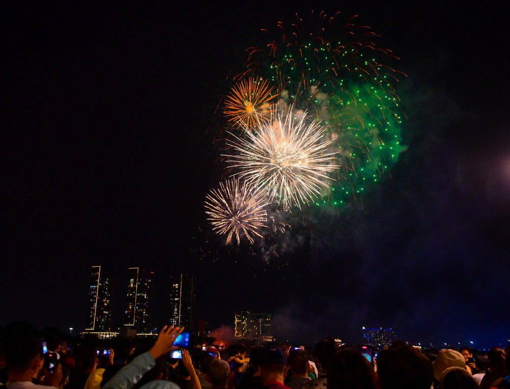 Người dân ngắm pháo hoa mừng năm mới từ bến Bạch Đằng (quận 1, TPHCM) (Ảnh: Tam Nguyên)