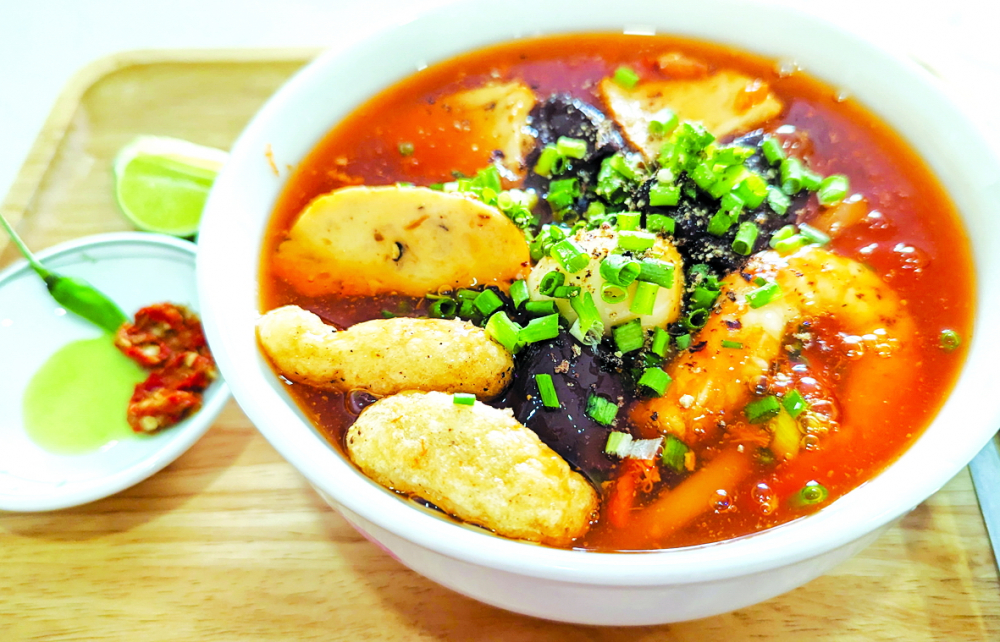 Bánh canh cua với nước chấm muối chanh ớt