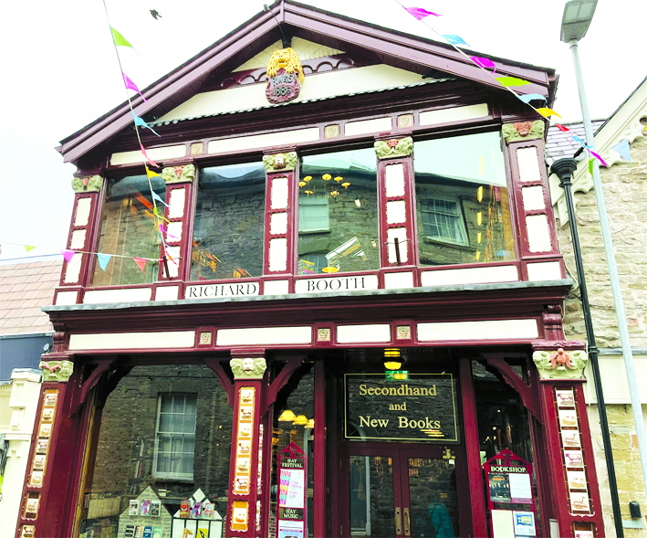 Cửa hàng sách  của Richard Booth ở Hay-on-Wye được coi là cửa hàng sách cũ lớn nhất châu Âu 