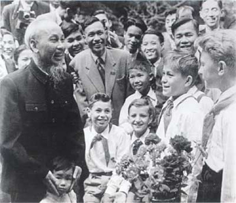 Bác Hồ thân mật trò chuyện cùng các cháu thiếu nhi Tiệp Khắc và Việt Nam nhân dịp Người  sang thăm Tiệp Khắc năm 1957