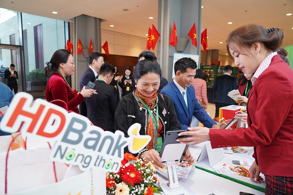 Đại biểu tham dự Đại hội Hội Nông dân Việt Nam hào hứng trải nghiệm ứng dụng HDBank Nông thôn - Ảnh: HDBank