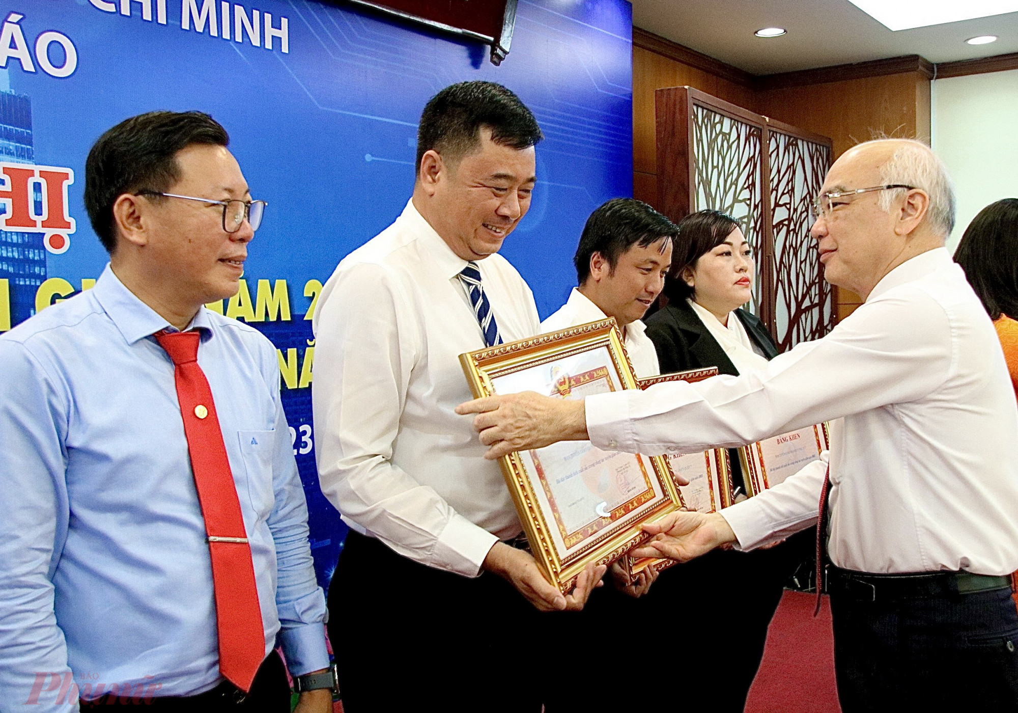 Trưởng ban Tuyên giáo Thành uỷ TPHCM Phan Nguyễn Như Khuê trao bằng khen cho tập thể hoàn thành xuất sắc nhiệm vụ năm 2023