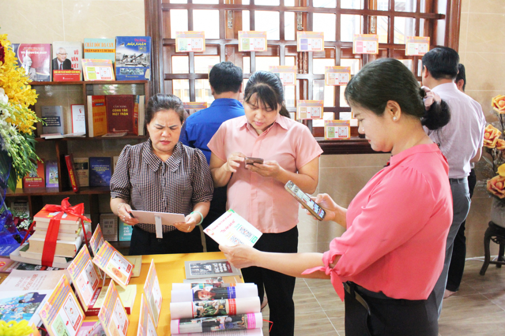 Người dân đến tham quan Không gian văn hóa Hồ Chí Minh trong chùa Phụng Sơn (phường 2, quận 11), quét mã QR để dễ dàng tìm đọc các tài liệu về cuộc đời và sự nghiệp của Chủ tịch Hồ Chí Minh - Ảnh: Thiên Ân