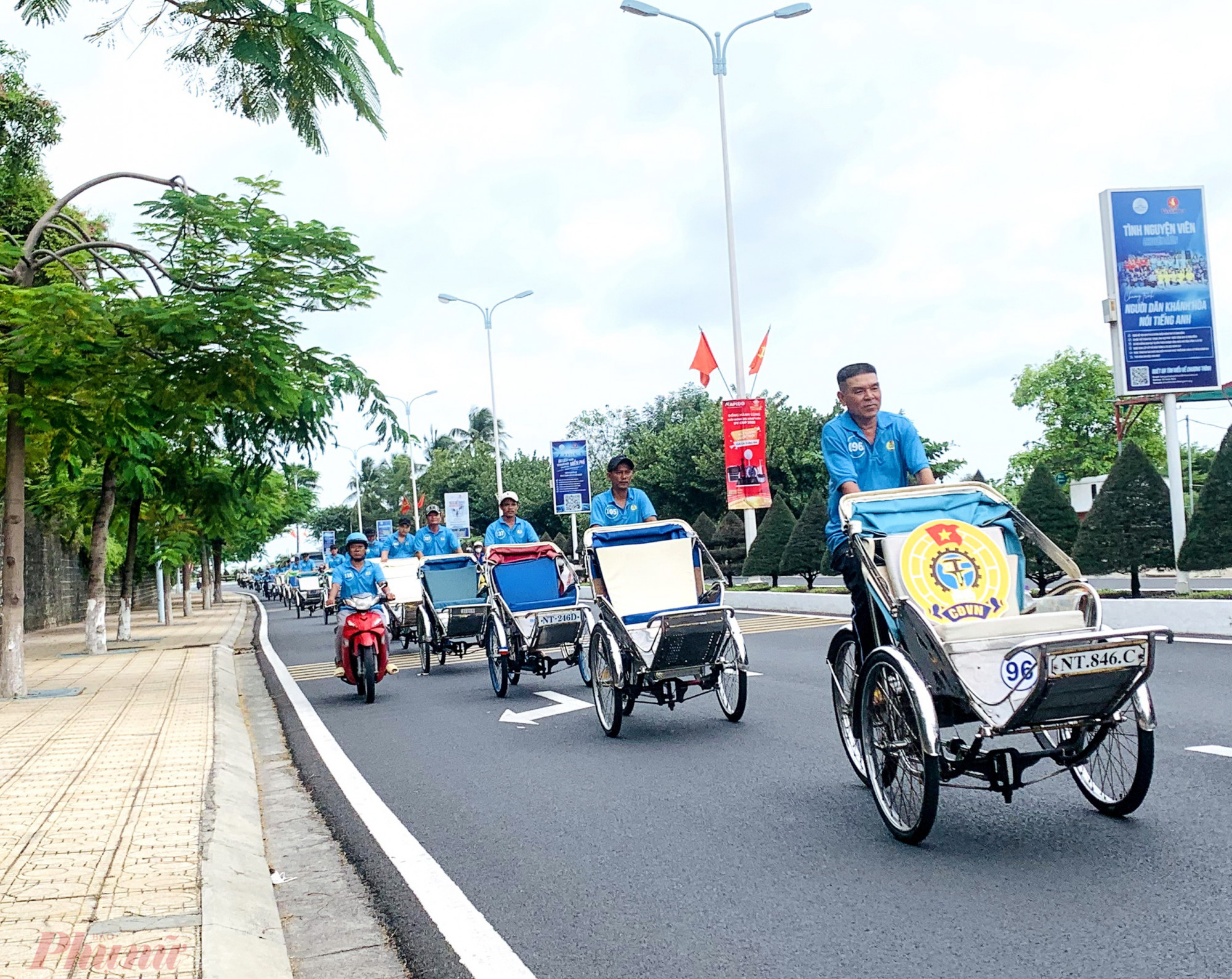 Các thành viên nghiệp đoàn diễu hành đạp xích lô trên phố trong buổi ra mắt