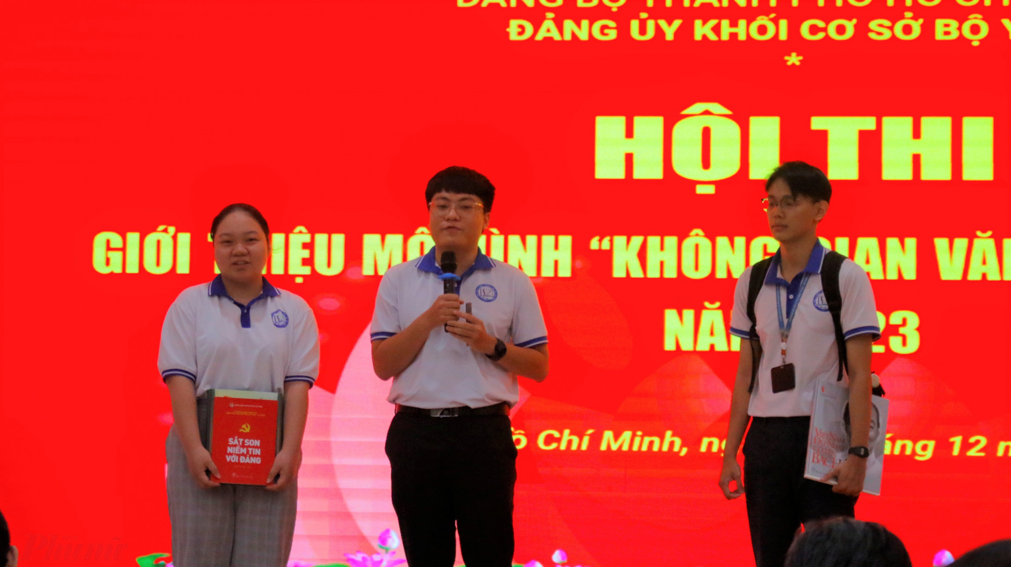 Thí sinh Đặng Lê Minh Khang - sinh viên năm 3 Đại học Y dược TPHCM đại diện cho Đoàn TNCS Hồ Chí Minh- Đại học Y dược TPHCM thuyết trình phần thi về mô hình kệ sách Hồ Chí Minh.